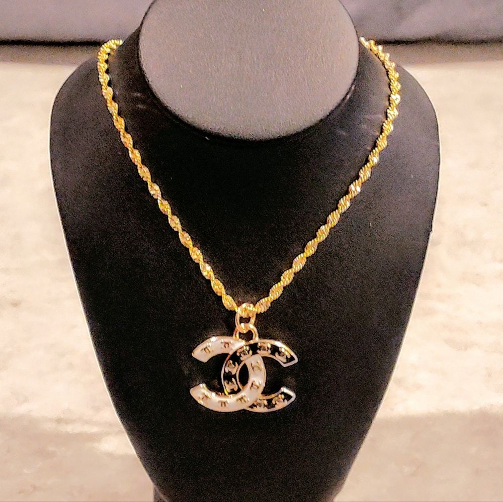 CHANEL CC 18K GOLD PLATED BLACK & WHITE CC LOGO PENDANT ON GOLD PLATED NECKLACE - Picture 4 of 13